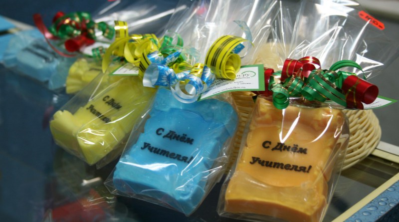 Что подарить учителю