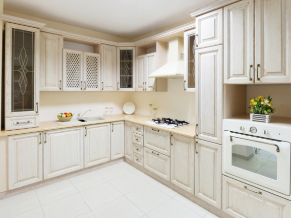 светлая кухня массив